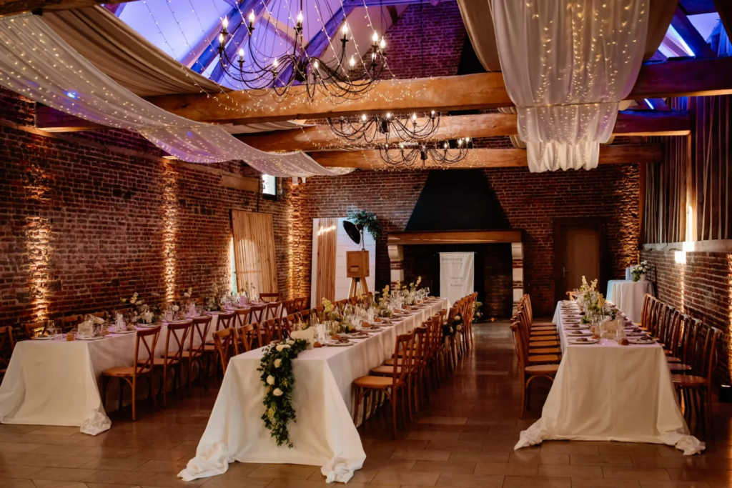 Atmosphère chaleureuse et authentique pour ce repas de mariage dans la grange