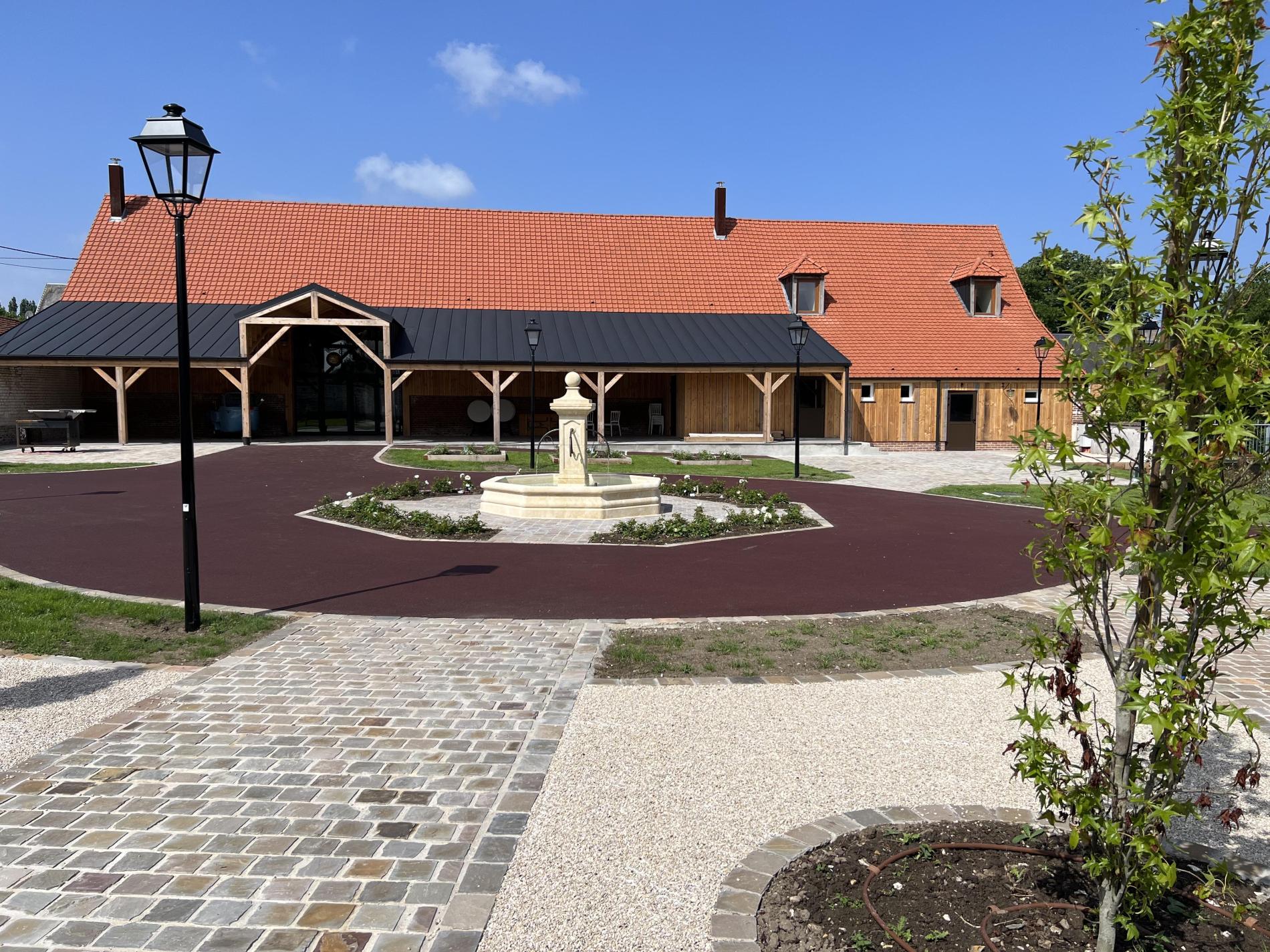 La grande salle de réception de La Grange aux Belles et sa cour d'honneur