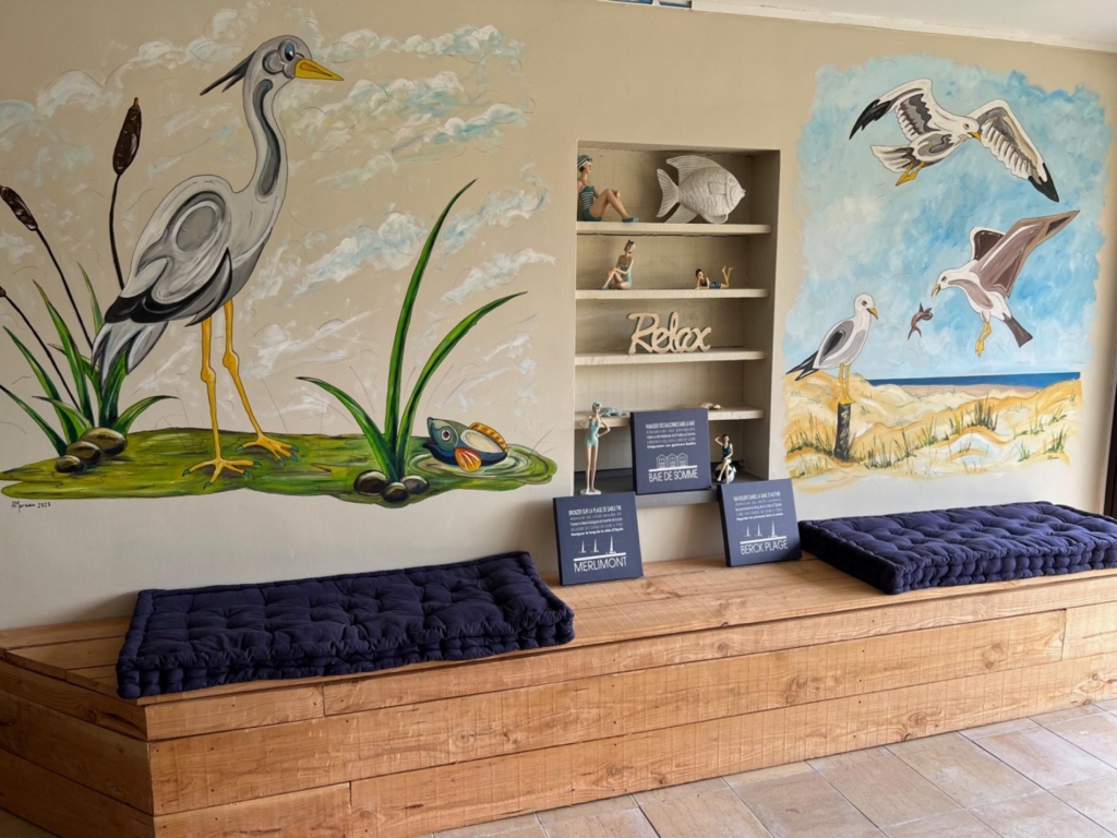 Fresque murale sur la thématique de la Baie de Somme et banc de repos de l'espace détente