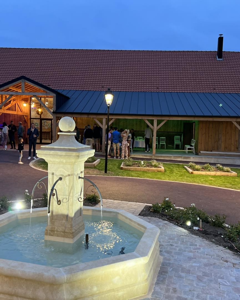 Fontaine et cour d'honneur de la Grange aux Belles