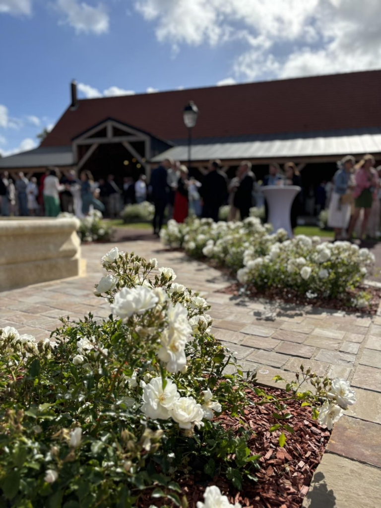 Cours d'honneur de La Grange aux Belles durant un mariage à Vron (80)