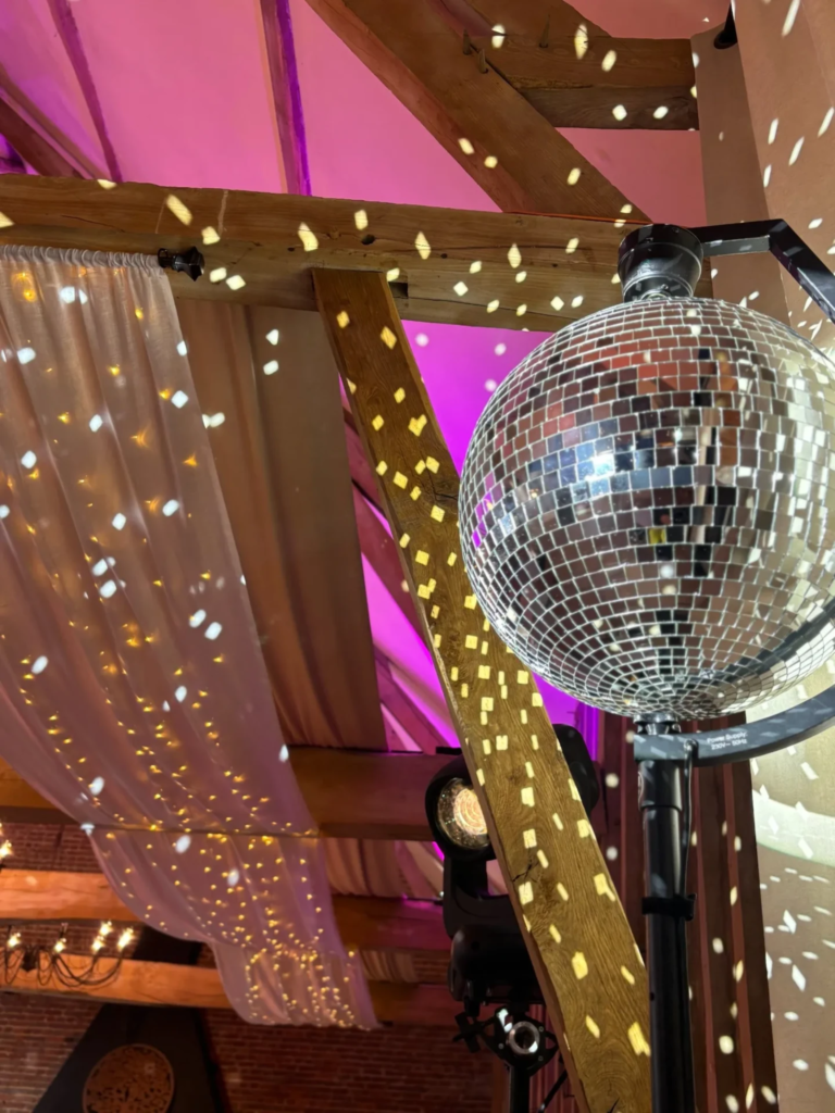 Ambiance disco lors d'un mariage à La Grange aux Belles
