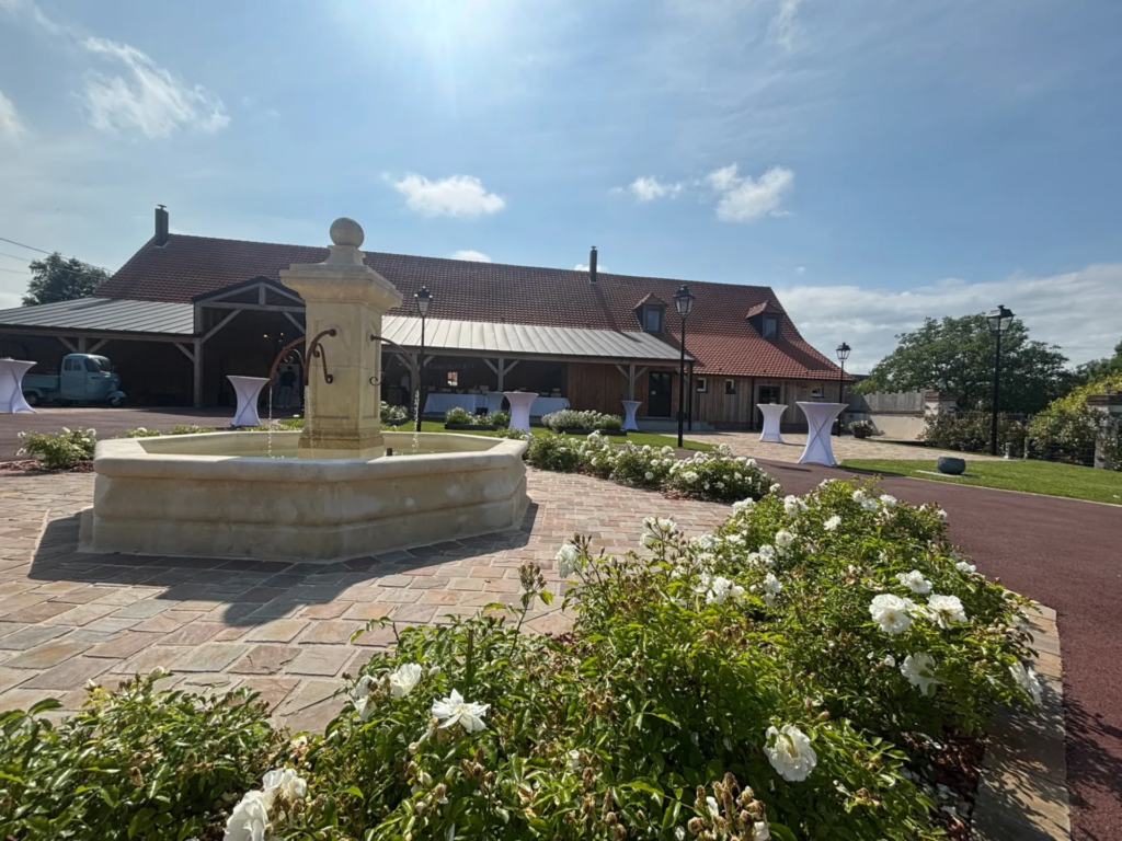 Préparatifs pour une réception dans la cours d'honneur de La Grange aux Belles