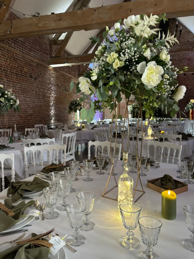 Tables dressées avec décoration florale et élégante pour un mariage unique à La Grange aux Belles