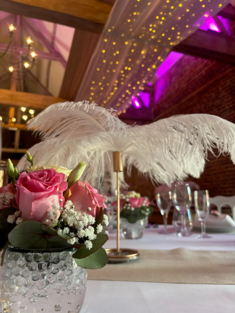 Plumeaux et bouquets fleuris décorent les tables des convives