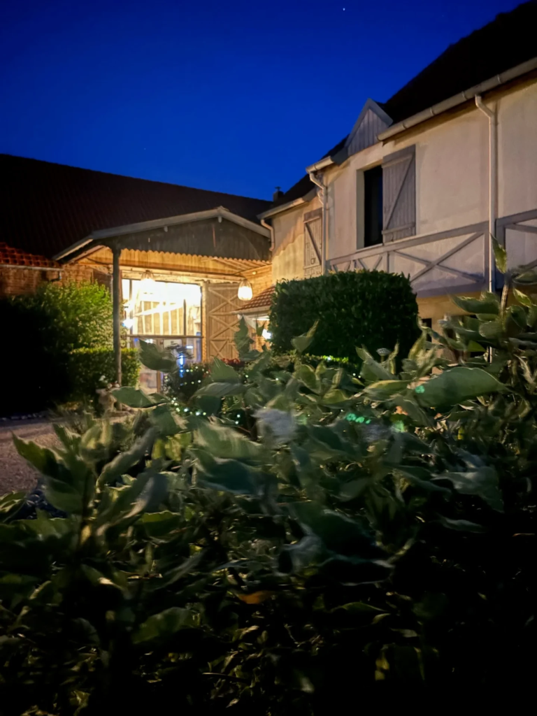 Vue nocturne sur l'entrée principale de la grange