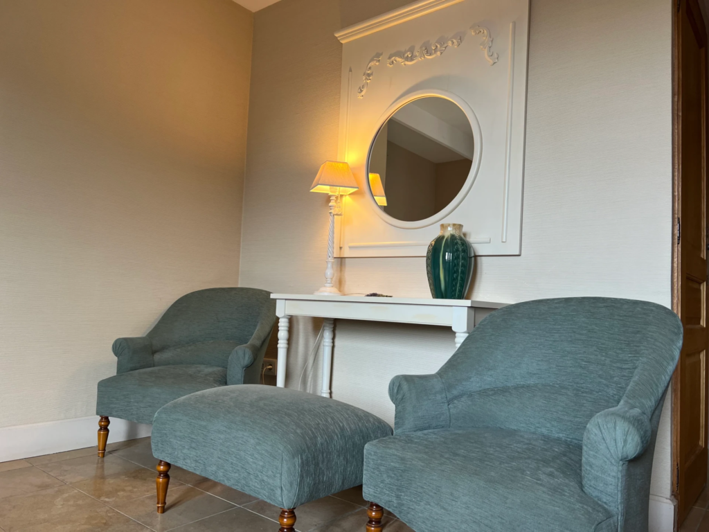 Mobilier confortable et élégant dans les chambres de l'hôtel de La Grange aux Belles