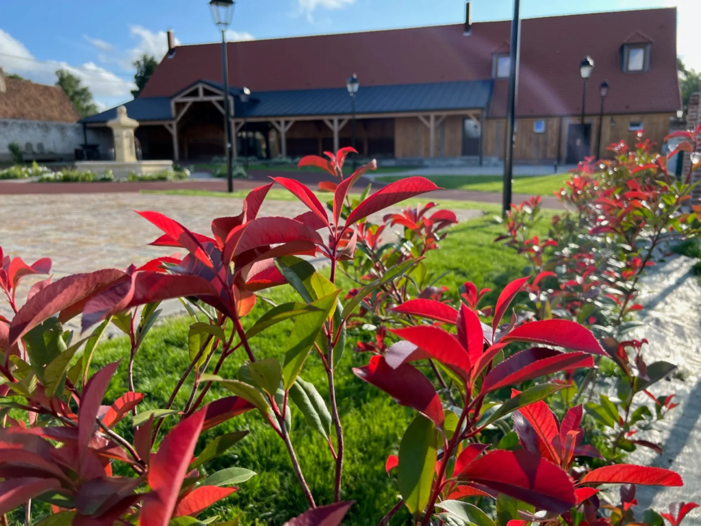 La cours d'honneur parée de ses plus belles fleurs