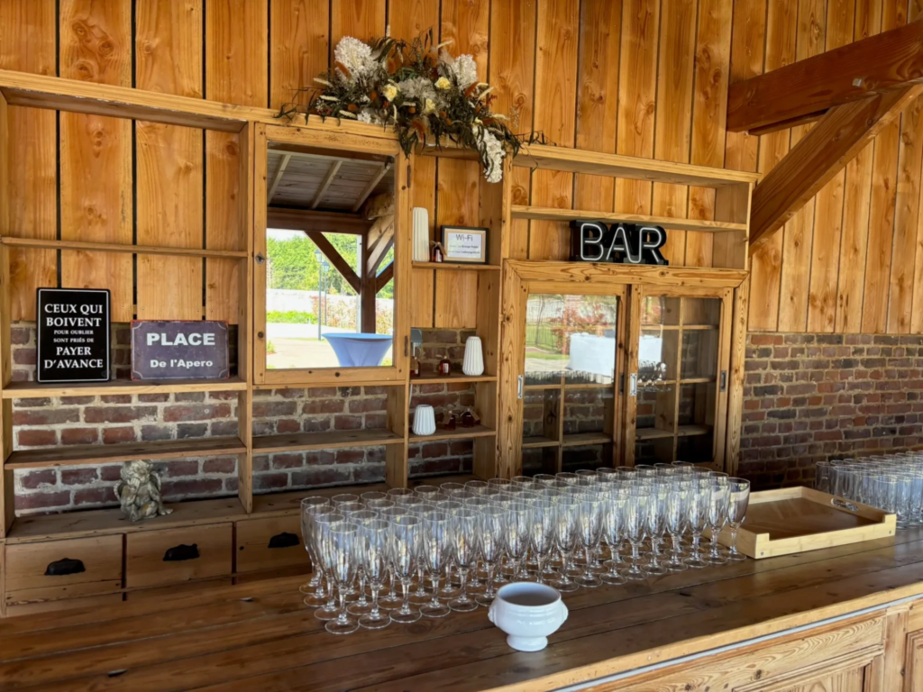 Le bar extérieur prêt pour un moment de convivialité