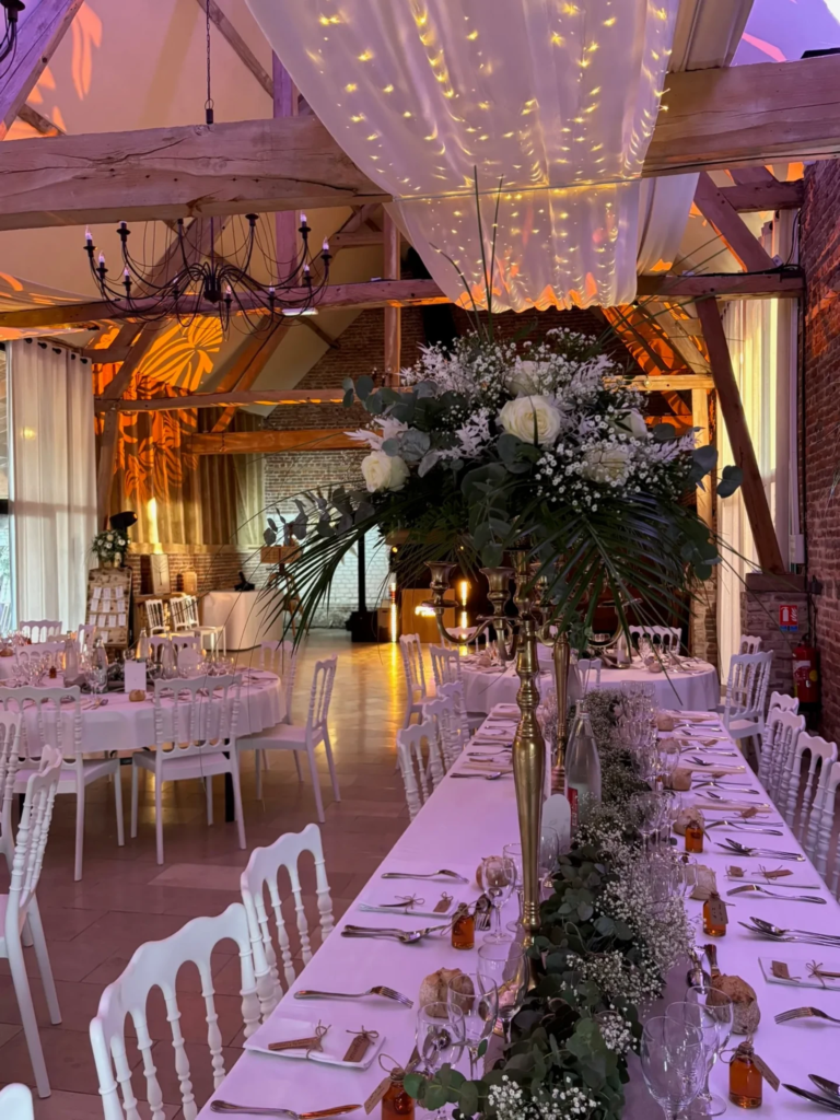 La grange décorée et prête à accueillir les convives du mariage
