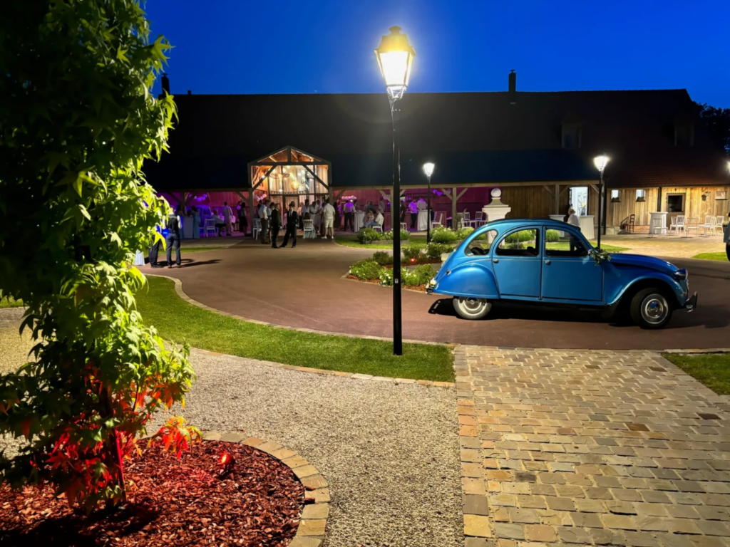 Soirée réception et apéritif dans la cours d'honneur avec une belle Citroën 2cv