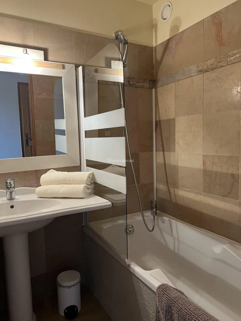 Salle d'eau avec baignoire