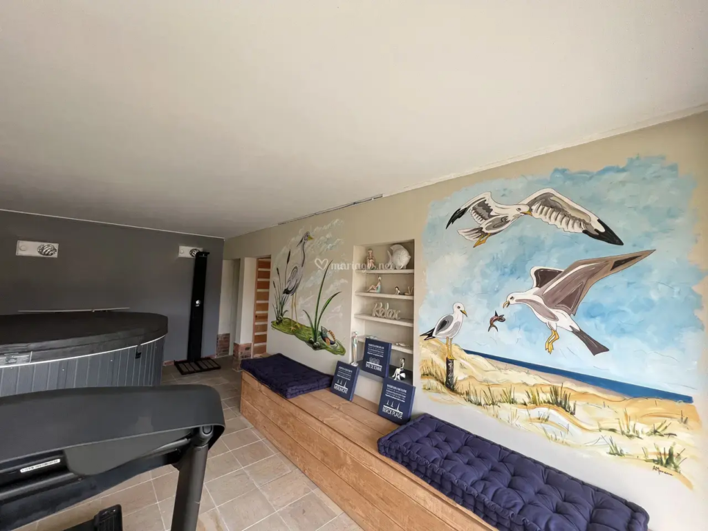Vue sur l'espace détente avec jacuzzi et tapis de course