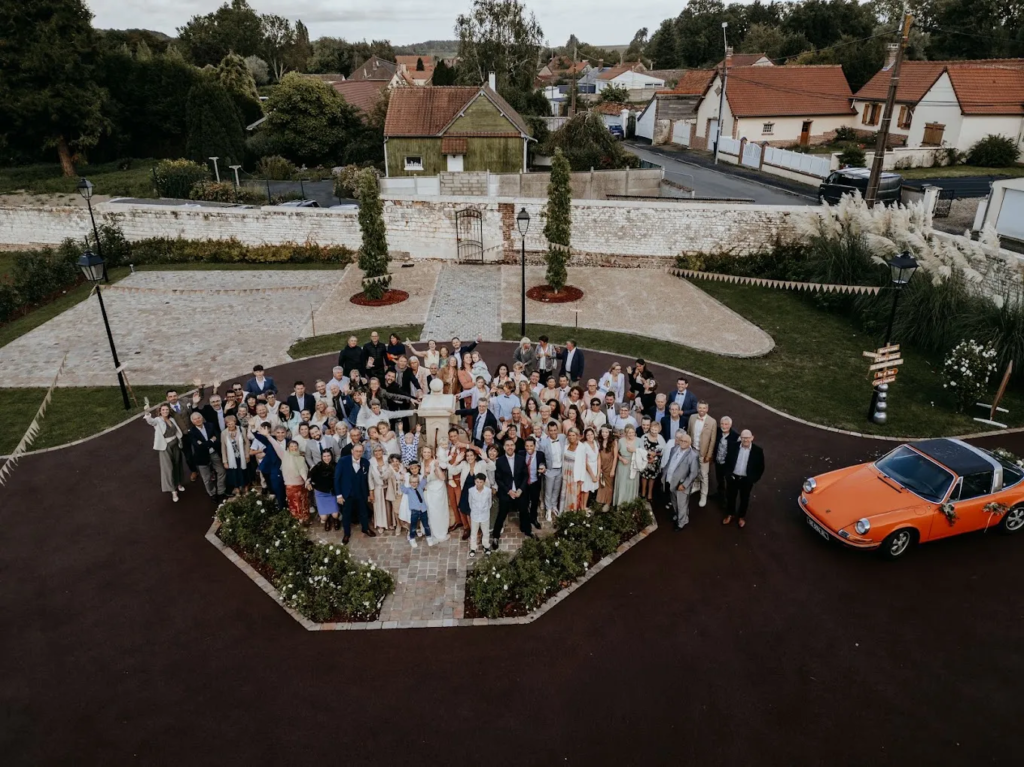 Photo de famille lors d'un mariage dans la cours d'honneur de La Grange aux Belles